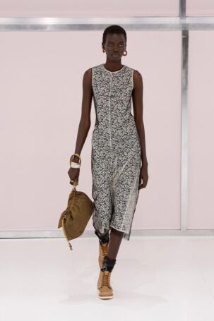 12/44 | Fendi Spring 2025 | Photo: NOWFASHION.com Fendi Spring 2025 | Photo: NOWFASHION.com