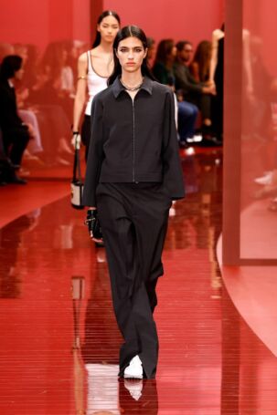 1/55 | Gucci Spring 2025 | Photo: NOWFASHION.com Gucci Spring 2025 | Photo: NOWFASHION.com