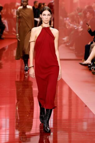 8/55 | Gucci Spring 2025 | Photo: NOWFASHION.com Gucci Spring 2025 | Photo: NOWFASHION.com