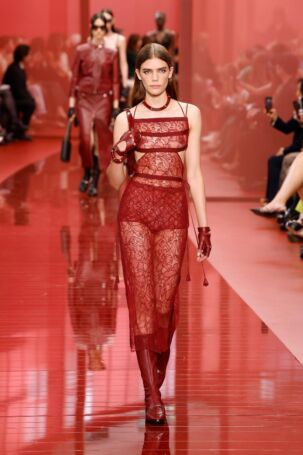 10/55 | Gucci Spring 2025 | Photo: NOWFASHION.com Gucci Spring 2025 | Photo: NOWFASHION.com