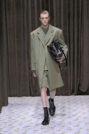 2/70 | Jil Sander Spring 2025 | Photo: NOWFASHION.com Jil Sander Spring 2025 | Photo: NOWFASHION.com