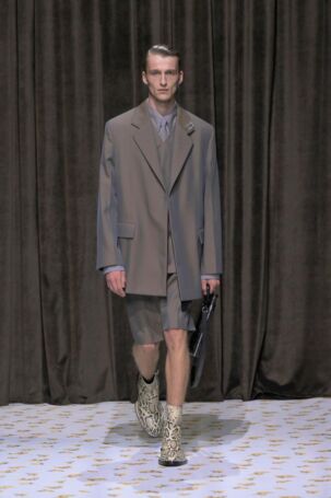8/70 | Jil Sander Spring 2025 | Photo: NOWFASHION.com Jil Sander Spring 2025 | Photo: NOWFASHION.com