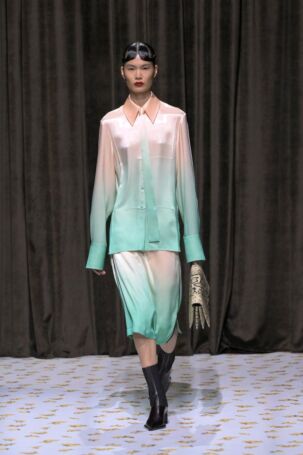 10/70 | Jil Sander Spring 2025 | Photo: NOWFASHION.com Jil Sander Spring 2025 | Photo: NOWFASHION.com