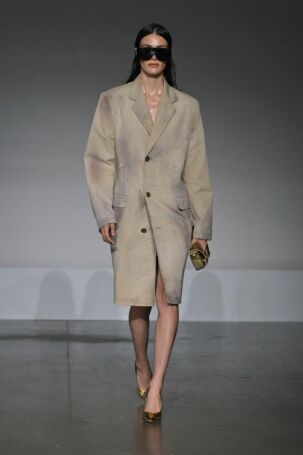 1/52 | MM6 Maison Margiela Spring 2025 | Photo: NOWFASHION.com MM6 Maison Margiela Spring 2025 | Photo: NOWFASHION.com