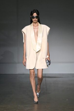 2/52 | MM6 Maison Margiela Spring 2025 | Photo: NOWFASHION.com MM6 Maison Margiela Spring 2025 | Photo: NOWFASHION.com