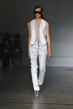 4/52 | MM6 Maison Margiela Spring 2025 | Photo: NOWFASHION.com MM6 Maison Margiela Spring 2025 | Photo: NOWFASHION.com