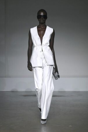 8/52 | MM6 Maison Margiela Spring 2025 | Photo: NOWFASHION.com MM6 Maison Margiela Spring 2025 | Photo: NOWFASHION.com