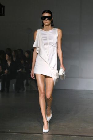 9/52 | MM6 Maison Margiela Spring 2025 | Photo: NOWFASHION.com MM6 Maison Margiela Spring 2025 | Photo: NOWFASHION.com