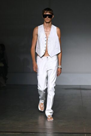 10/52 | MM6 Maison Margiela Spring 2025 | Photo: NOWFASHION.com MM6 Maison Margiela Spring 2025 | Photo: NOWFASHION.com