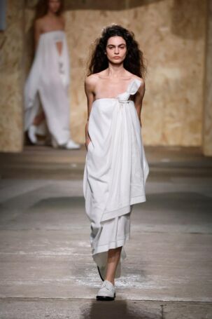1/47 | Moschino Spring 2025 | Photo: NOWFASHION.com Moschino Spring 2025 | Photo: NOWFASHION.com