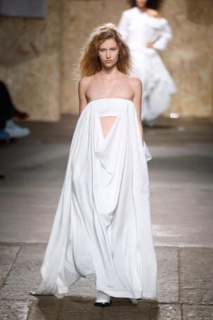 2/47 | Moschino Spring 2025 | Photo: NOWFASHION.com Moschino Spring 2025 | Photo: NOWFASHION.com
