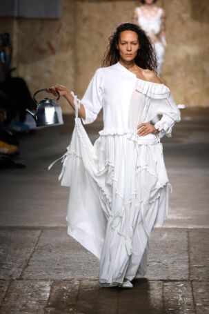 3/47 | Moschino Spring 2025 | Photo: NOWFASHION.com Moschino Spring 2025 | Photo: NOWFASHION.com