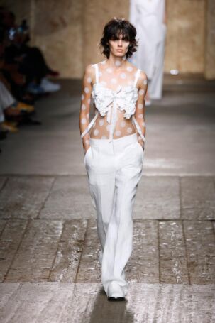 4/47 | Moschino Spring 2025 | Photo: NOWFASHION.com Moschino Spring 2025 | Photo: NOWFASHION.com