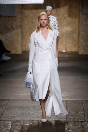 5/47 | Moschino Spring 2025 | Photo: NOWFASHION.com Moschino Spring 2025 | Photo: NOWFASHION.com