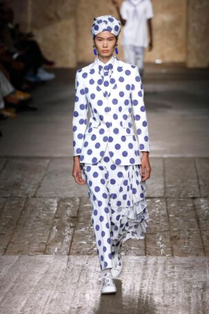 6/47 | Moschino Spring 2025 | Photo: NOWFASHION.com Moschino Spring 2025 | Photo: NOWFASHION.com