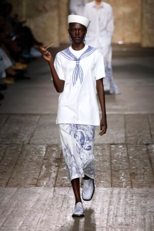 7/47 | Moschino Spring 2025 | Photo: NOWFASHION.com Moschino Spring 2025 | Photo: NOWFASHION.com