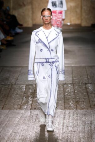 9/47 | Moschino Spring 2025 | Photo: NOWFASHION.com Moschino Spring 2025 | Photo: NOWFASHION.com