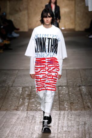 10/47 | Moschino Spring 2025 | Photo: NOWFASHION.com Moschino Spring 2025 | Photo: NOWFASHION.com