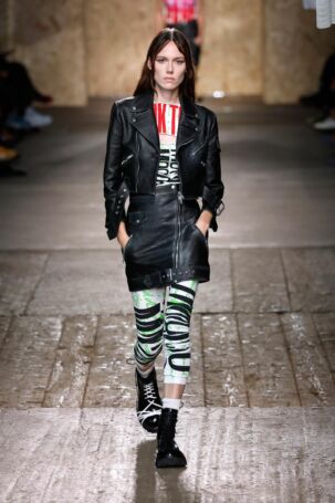 11/47 | Moschino Spring 2025 | Photo: NOWFASHION.com Moschino Spring 2025 | Photo: NOWFASHION.com
