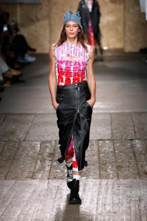 12/47 | Moschino Spring 2025 | Photo: NOWFASHION.com Moschino Spring 2025 | Photo: NOWFASHION.com