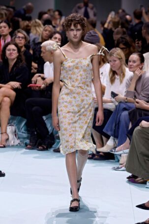 1/50 | Prada Spring 2025 | Photo: NOWFASHION.com Prada Spring 2025 | Photo: NOWFASHION.com
