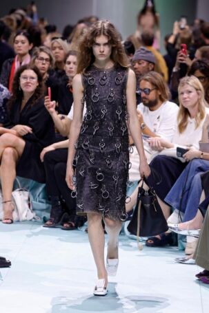 2/50 | Prada Spring 2025 | Photo: NOWFASHION.com Prada Spring 2025 | Photo: NOWFASHION.com