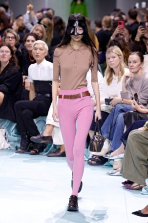 4/50 | Prada Spring 2025 | Photo: NOWFASHION.com Prada Spring 2025 | Photo: NOWFASHION.com
