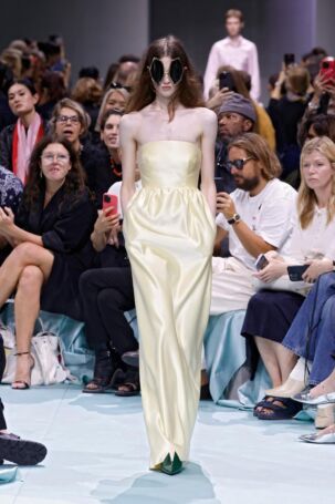 5/50 | Prada Spring 2025 | Photo: NOWFASHION.com Prada Spring 2025 | Photo: NOWFASHION.com