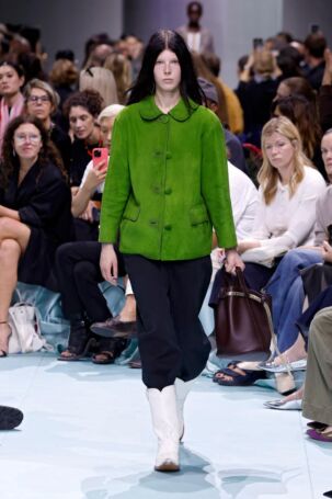 6/50 | Prada Spring 2025 | Photo: NOWFASHION.com Prada Spring 2025 | Photo: NOWFASHION.com