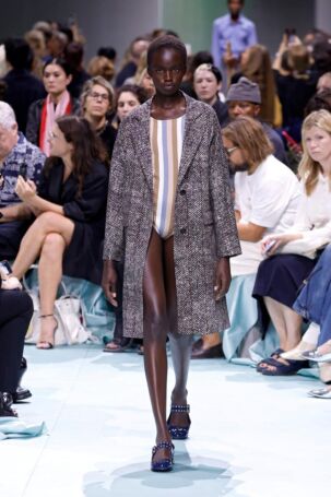 8/50 | Prada Spring 2025 | Photo: NOWFASHION.com Prada Spring 2025 | Photo: NOWFASHION.com