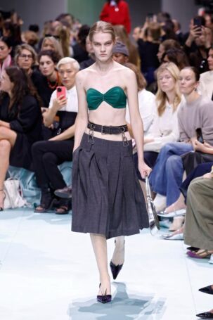 11/50 | Prada Spring 2025 | Photo: NOWFASHION.com Prada Spring 2025 | Photo: NOWFASHION.com