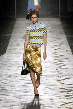 2/66 | Versace Spring 2025 | Photo: NOWFASHION.com Versace Spring 2025 | Photo: NOWFASHION.com