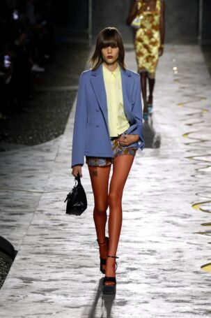 3/66 | Versace Spring 2025 | Photo: NOWFASHION.com Versace Spring 2025 | Photo: NOWFASHION.com