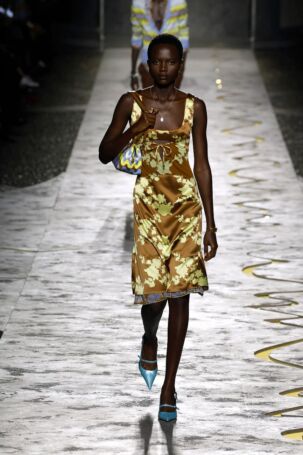 4/66 | Versace Spring 2025 | Photo: NOWFASHION.com Versace Spring 2025 | Photo: NOWFASHION.com