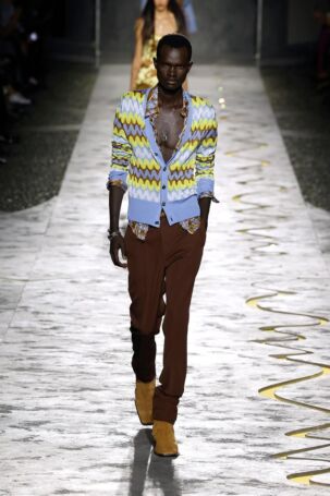 5/66 | Versace Spring 2025 | Photo: NOWFASHION.com Versace Spring 2025 | Photo: NOWFASHION.com