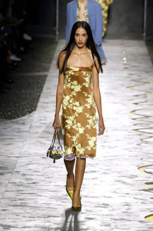 6/66 | Versace Spring 2025 | Photo: NOWFASHION.com Versace Spring 2025 | Photo: NOWFASHION.com