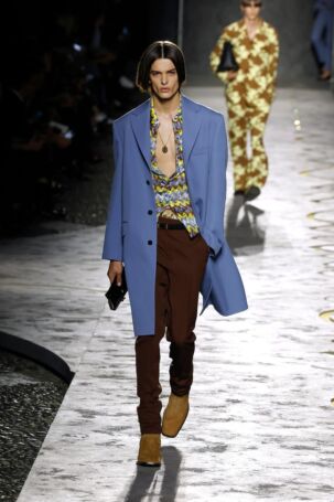 7/66 | Versace Spring 2025 | Photo: NOWFASHION.com Versace Spring 2025 | Photo: NOWFASHION.com