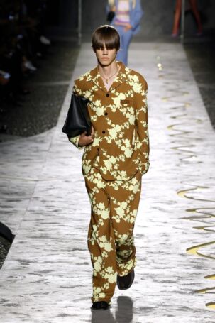 8/66 | Versace Spring 2025 | Photo: NOWFASHION.com Versace Spring 2025 | Photo: NOWFASHION.com