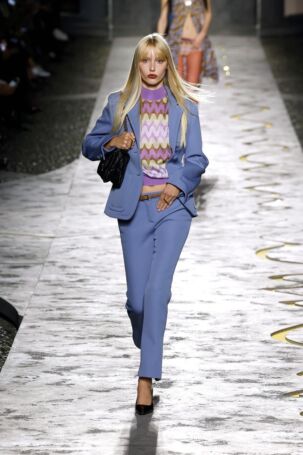 9/66 | Versace Spring 2025 | Photo: NOWFASHION.com Versace Spring 2025 | Photo: NOWFASHION.com