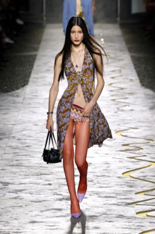 10/66 | Versace Spring 2025 | Photo: NOWFASHION.com Versace Spring 2025 | Photo: NOWFASHION.com