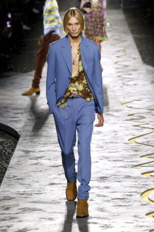 11/66 | Versace Spring 2025 | Photo: NOWFASHION.com Versace Spring 2025 | Photo: NOWFASHION.com