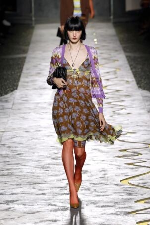 12/66 | Versace Spring 2025 | Photo: NOWFASHION.com Versace Spring 2025 | Photo: NOWFASHION.com