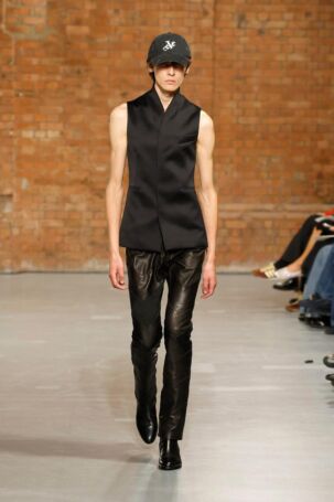 1/30 | Aaron Esh Spring 2025 | Photo: NOWFASHION.com Aaron Esh Spring 2025 | Photo: NOWFASHION.com