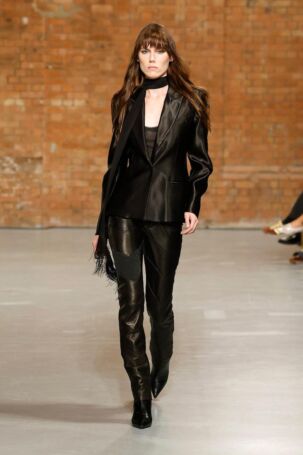 2/30 | Aaron Esh Spring 2025 | Photo: NOWFASHION.com Aaron Esh Spring 2025 | Photo: NOWFASHION.com