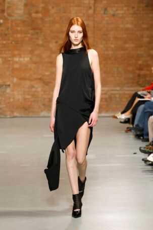 3/30 | Aaron Esh Spring 2025 | Photo: NOWFASHION.com Aaron Esh Spring 2025 | Photo: NOWFASHION.com