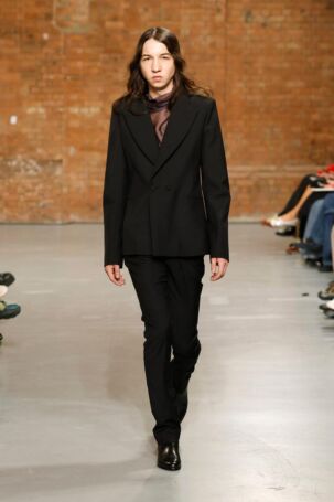 4/30 | Aaron Esh Spring 2025 | Photo: NOWFASHION.com Aaron Esh Spring 2025 | Photo: NOWFASHION.com