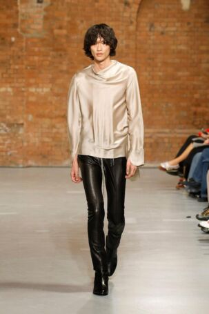 6/30 | Aaron Esh Spring 2025 | Photo: NOWFASHION.com Aaron Esh Spring 2025 | Photo: NOWFASHION.com
