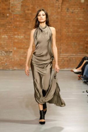 7/30 | Aaron Esh Spring 2025 | Photo: NOWFASHION.com Aaron Esh Spring 2025 | Photo: NOWFASHION.com