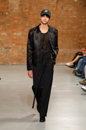 8/30 | Aaron Esh Spring 2025 | Photo: NOWFASHION.com Aaron Esh Spring 2025 | Photo: NOWFASHION.com