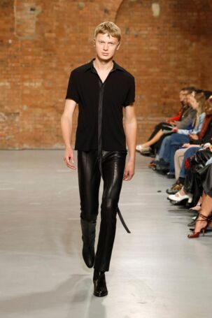 9/30 | Aaron Esh Spring 2025 | Photo: NOWFASHION.com Aaron Esh Spring 2025 | Photo: NOWFASHION.com